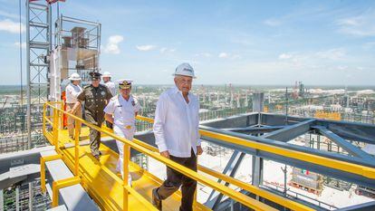 El presidente Andrés Manuel López Obrador durante el recorrido inaugural en la refinería de Dos Bocas.