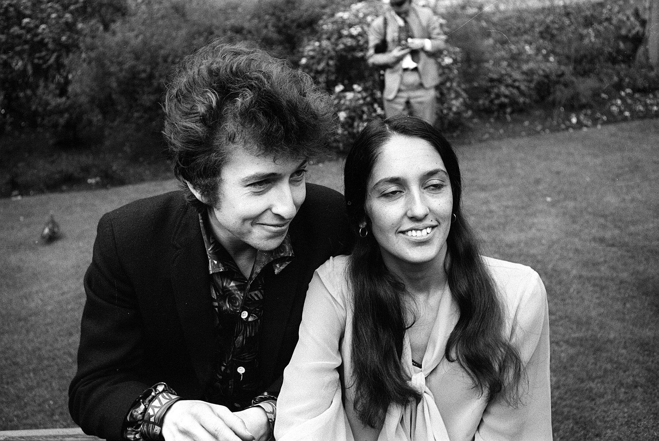 Bob Dylan y Joan Baez en Londres, en abril de 1965. 