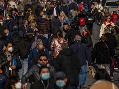 Ciudadanos caminando por calles de Madrid