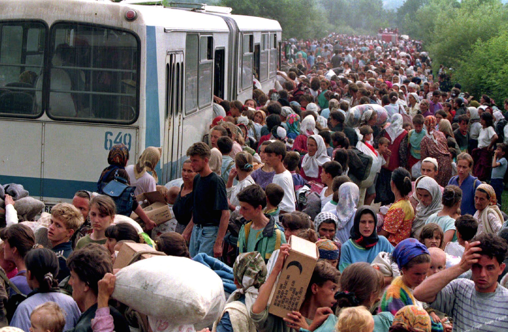 Miles de bosnios llegan huyendo al aeropuerto de Tuzla, el 15 de julio de 1995.