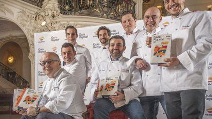 Cocineros han obtenido tres 'soles' en la Guía Repsol 2014. De izquierda a derecha, Ricardo Sanz, Ricard Camarena, Mario Sandoval, José Avillez, José Rojano, Kiko Moya, Koldo Rodero y Francis Paniego.