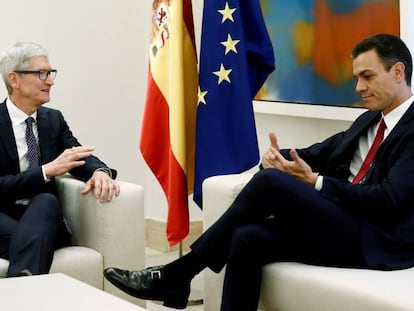 El presidente del Gobierno, Pedro S&aacute;nchez, durante su reuni&oacute;n con el director ejecutivo de la empresa Apple, Tim Cook, hoy en el Palacio de La Moncloa.