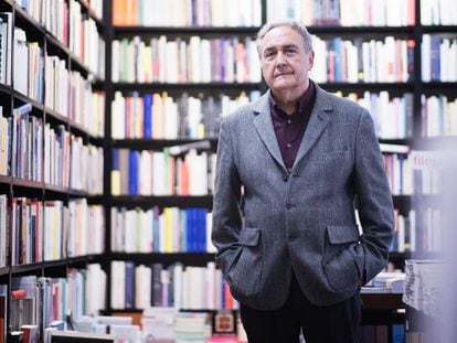 Vicente Molina Foix, en la librer&iacute;a La Central (Barcelona).