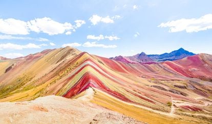 Se la conoce también como la montaña Arcoíris o de los Siete Colores. Viendo la fotografía, sobra explicar por qué. Esta joya geológica desde la que se divisa el inmenso pico nevado del Ausangate, en la cordillera de los Andes, <a href="http://www.peru.travel/es-pe" target="_blank">en la región de Cusco (Perú)</a>, mide 5.200 metros de altura y es uno de los principales atractivos turísticos de la zona. Es el hogar de cóndores, gatos andinos o vicuñas. Tiene dos accesos: desde Cusipata, para enfrentar el ascenso por su lado oeste, o desde Pitumarca, por el sureste.