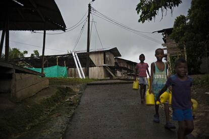 Unos niños cargan agua en Tablón Dulce. 