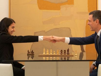 La ajedrecista iraní Sara Khadem, el pasado enero en Madrid junto al presidente del Gobierno, Pedro Sánchez.