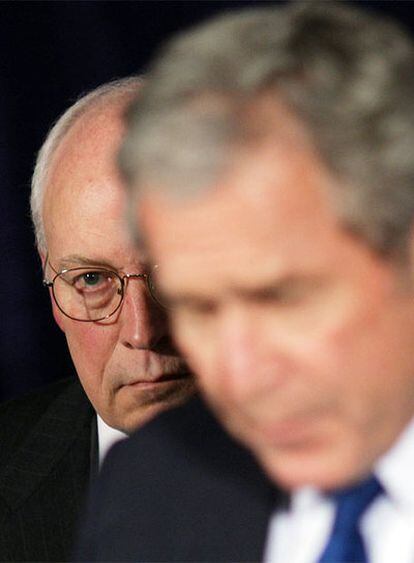 Dick Cheney, tras George Bush en una rueda de prensa en el Pentágono el pasado 29 de noviembre.
