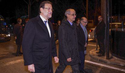 Mariano Rajoy junto a Antoni Marti, jefe de gobierno de Andorra cruzando a pie la frontera