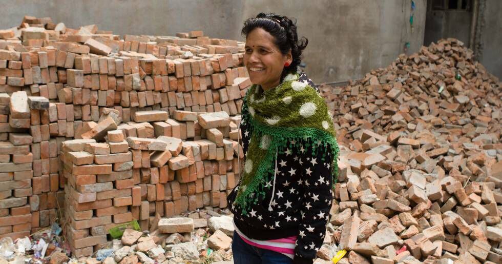 Krishna Devi Khadka, de 31 años, estuvo enterrada durante cinco días bajo los escombros del motel de 6 pisos en el que trabajaba en Katmandú.