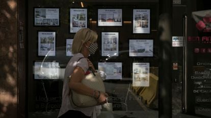 In the image, a real estate agency in Barcelona's left Eixample with advertisements for rental flats.