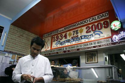 La barra de la pizzería El Cuartito.