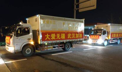 Camionetas que abastecen de mascarillas a Wuhan, este jueves.
