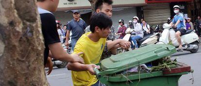 Dos polic&iacute;as de paisano detienen a un manifestante antichino en Hanoi el domingo. 