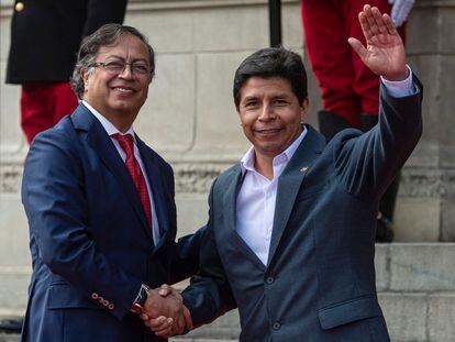 Gustavo Petro saluda a Pedro Castillo antes de un encuentro presidencial en Lima, el 29 de agosto de 2022.