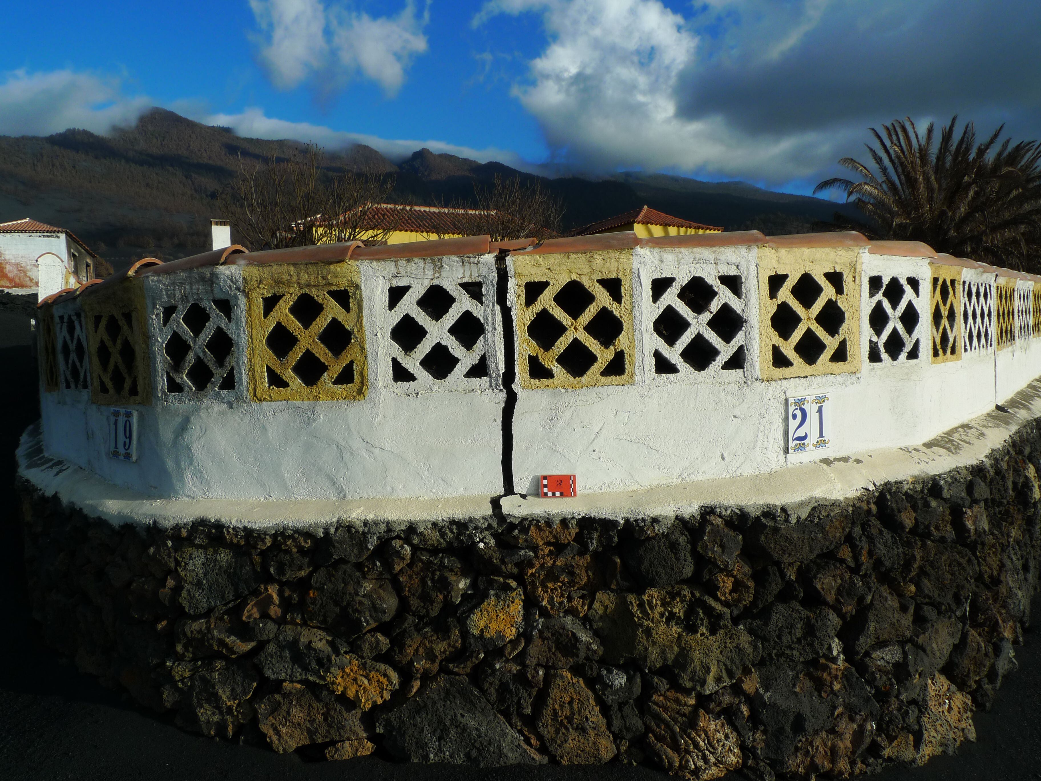 Muro de una vivienda construida sobre una falla en la zona de Corazoncillo, en La Palma.