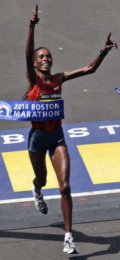 Rita Jeptoo en el instante de ganar el Maratón de Boston, el apsado mes de abril.