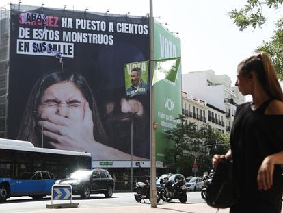 La lona de Vox que se ubica en la calle Santa Engracia de Madrid en la que Vox atacaba al Gobierno de Pedro Sánchez por la 'ley del solo sí es sí' ha amanecido este miércoles modificada.