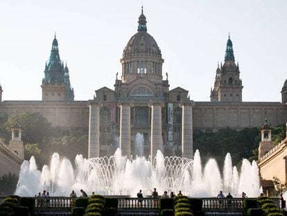 Fachada principal del Museu Nacional d'Art de Catalunya, desde la plaza de España.