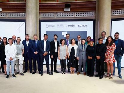 Foto de familia de los galardonados con los Ortega y Gasset, junto a responsables del Grupo Prisa y autoridades valencianas, el martes en el Palau de las Comunicaciones de Valencia.