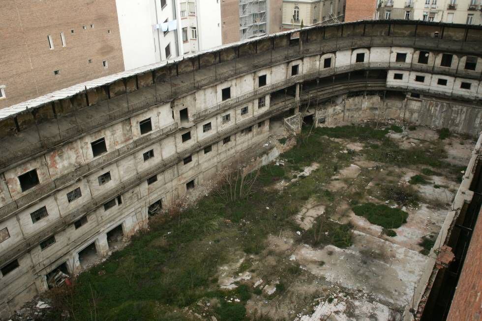 El estado ruinoso en el que se encontraba el frontón Beti Jai, en Madrid, en 2006.
