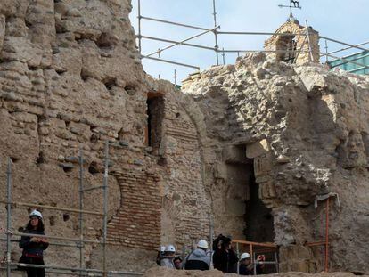 Restos de la muralla descubierta en Granada.