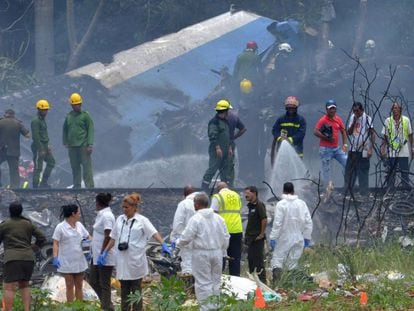 Investigadores analizan la escena donde cayó el avión con más de 100 pasajeros.