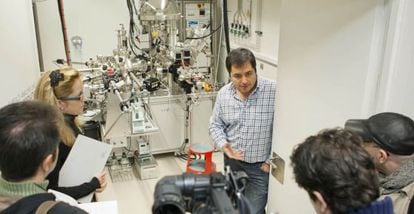 Miguel Ángel Muñoz, uno de los investigadores del Energigune, habla ayer con los periodistas.