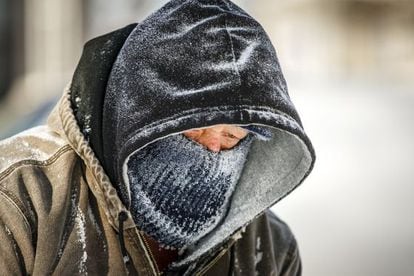 Un hombre con la cara tapada para combatir las temperaturas bajo cero que ha dejado el temporal que azota parte de Estados Unidos.