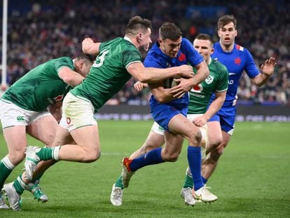 El irlandés Dan Sheehan intenta placar a Melvyn Jaminet durante el partido del Seis Naciones entre Francia e Irlanda