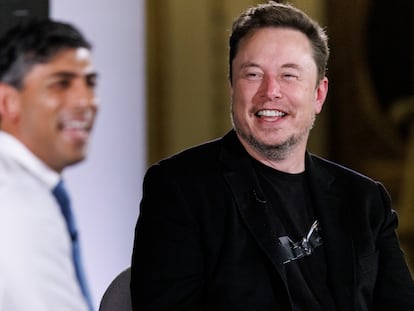 Elon Musk, propietario de Tesla, SpaceX y X, junto al primer ministro británico Rishi Sunak durante la cumbre sobre seguridad de la IA en Bletchley Park, en Reino Unido este jueves.