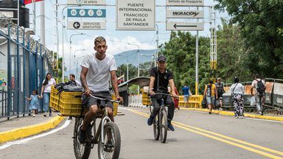 Ciudadanos cruzan por el puente Francisco de Paula Santander en la frontera entre Colombia y Venezuela, el 25 de septiembre.
