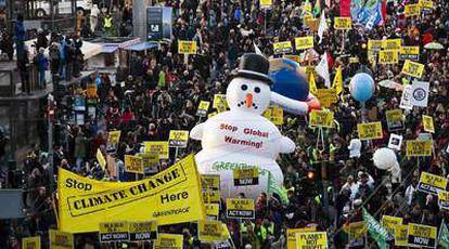 La multitudinaria marcha contra el cambio climático colapsó las calles de la capital danesa.