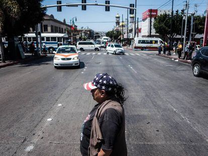 Una mujer cruza una calle en Tijuana