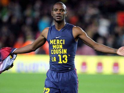 Eric Abidal muestra una camiseta de agradecimiento a su primo, donante en su trasplante, tras un partido de liga en 2013.