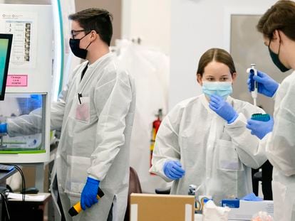 Científicos del laboratorio Sonora Quest supervisaban unas pruebas de coronavirus en Phoenix (Arizona) el pasado 11 de enero.