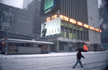 Marky Mark aguanta el temporal de nieve que azotó Nueva York en 1993 con nada más que sus calzoncillos.