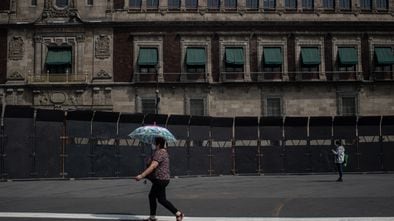 Una valla perimetral instalada frente al Palacio Nacional en preparación para la próxima manifestación del Día Internacional de la Mujer.