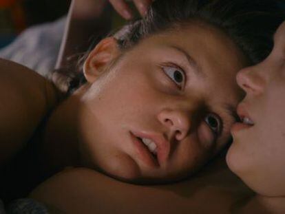 Ad&egrave;le Exarchopoulos (izquierda) y L&eacute;a Seydoux, en un fotograma de &#039;La vida de Ad&egrave;le&#039;. 