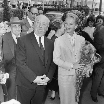 El 9 de mayo de 1963 el director de cine Alfred Hitchcock y la actriz Tippi Hedren llegaron al Hotel Carlton de Cannes para la presentación de su película 'The Birds' en el Palacio del Festival de Cannes.