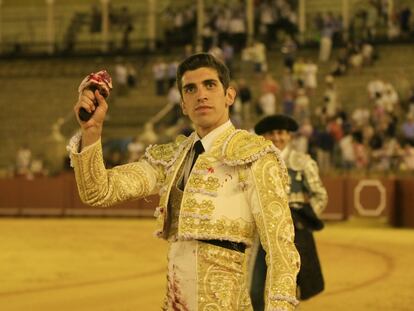 El novillero sanluqueño El Melli paseó la única oreja de la tarde en Sevilla.