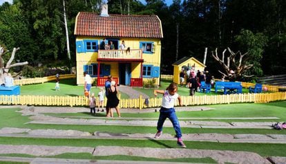 Recreación de Villa Kunterbunt, la casa de Pippi Calzaslargas, en el parque temático 'El mundo de Astrid Lindgren', en Vimmerby (Suecia).