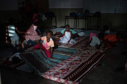 Miles de personas han huido de Cité Soleil, un municipio de la región metropolitana de Puerto Príncipe, escenario en las últimas semanas de una sangrienta guerra entre bandas armadas. En la imagen, niños desplazados por la guerra entre bandas descansan en un albergue, el 23 de julio de 2022, en Puerto Príncipe. 