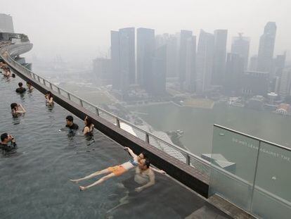 Piscina descubierta en un edificio el distrito financiero de Singapur, donde las autoridades han alertado de la contaminaci&oacute;n que causan los incendios provocados en el vecino Indonesia.