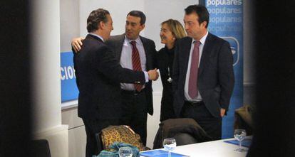 Alfredo Prada (izquierda) y Manuel Cobo (derecha) conversan tras un comit&eacute; ejecutivo del PP en 2009.