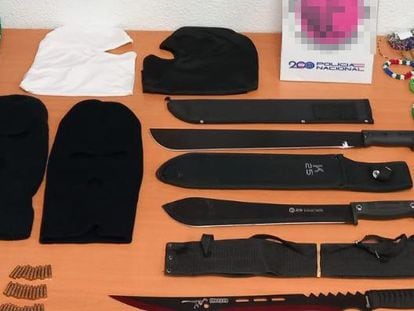 Varias prendas y armas pertenecientes a la banda de los Trinitarios incautadas por la Policía Nacional en Arganzuela (Madrid).