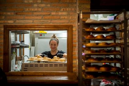 Tamara Cohen trabaja en la elaboración de los bagels, en el obrador de Mazal, en Madrid. 