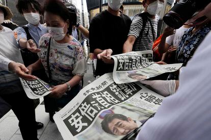 Ciudadanos japoneses adquirían este viernes en Tokio ediciones extra de periódicos con la noticia del intento de asesinato de Shinzo Abe. 