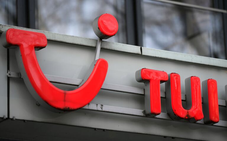 Logo del turoperador TUI en un edificio de Dortmund, en Alemania.