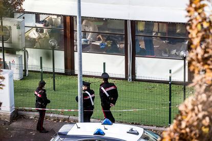Agentes de la policía científica italiana, en el interior del local de Roma escenario del triple asesinato este domingo.
