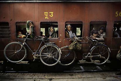 McCurry visitó la India por primera vez en 1978 y desde entonces ha vuelto en unas 80 ocasiones. La considera un paraíso para los fotógrafos por su riqueza de colores, cultura y contrastes extremos. En la foto, bicicletas en la parte exterior de un tren en Bengala.